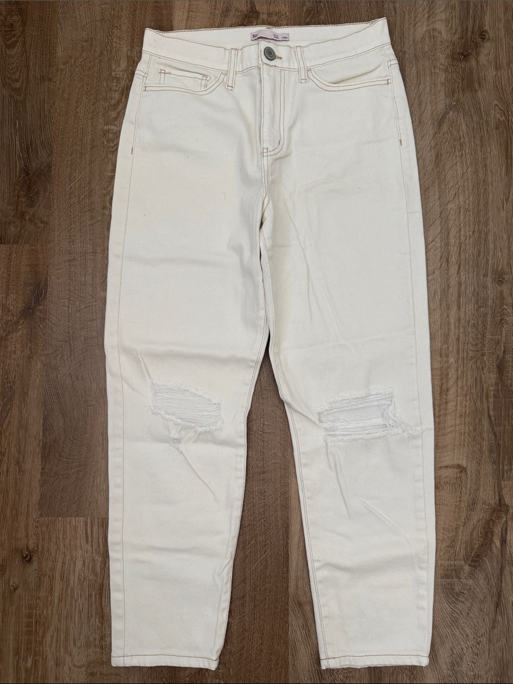 SO Women's Ho-Rise Mom White Distressed Jeans, Size 7/28